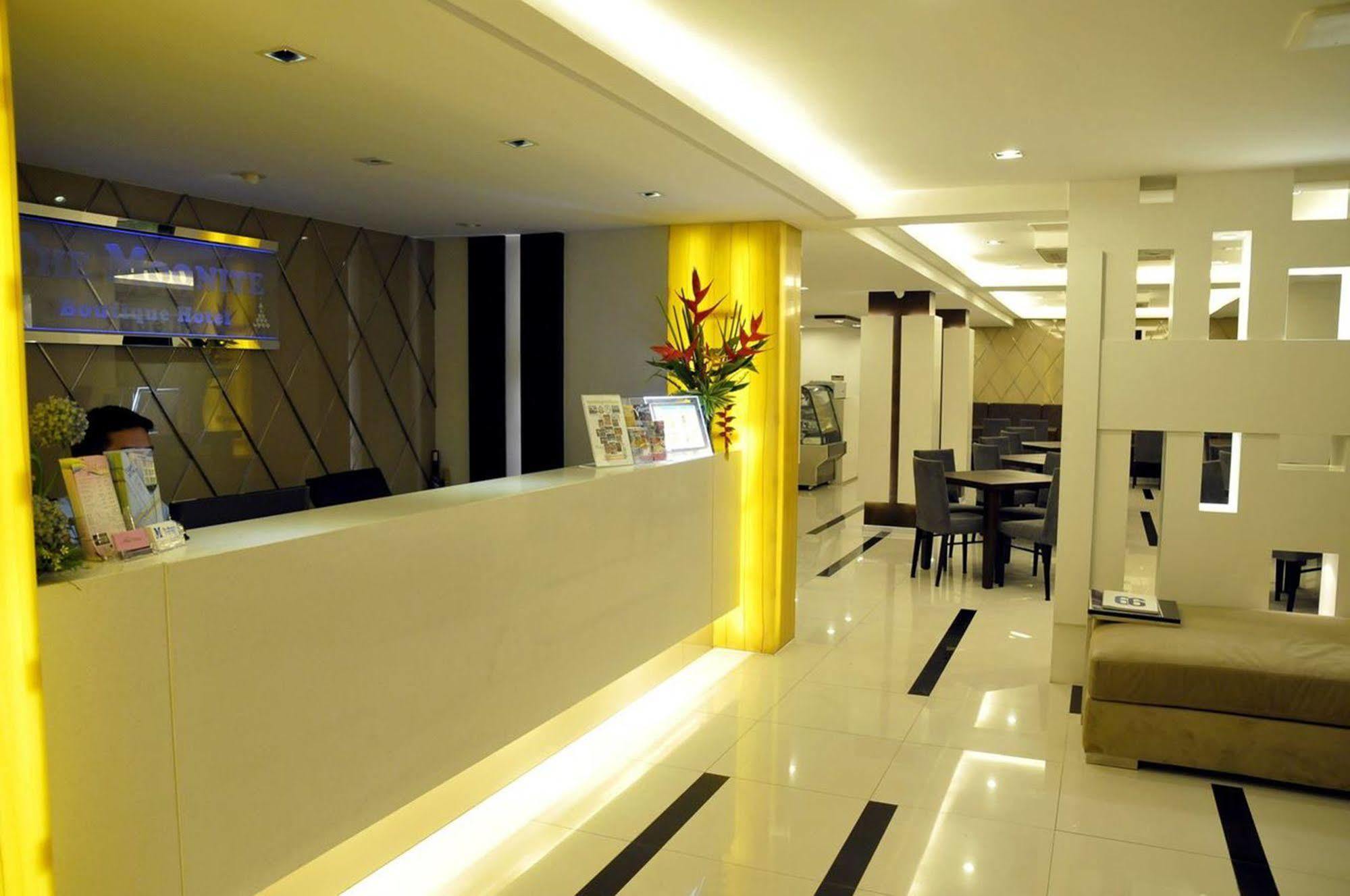 The Moonite Boutique Hotel Bangkok Esterno foto