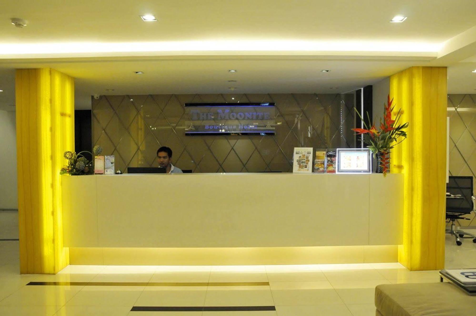 The Moonite Boutique Hotel Bangkok Esterno foto