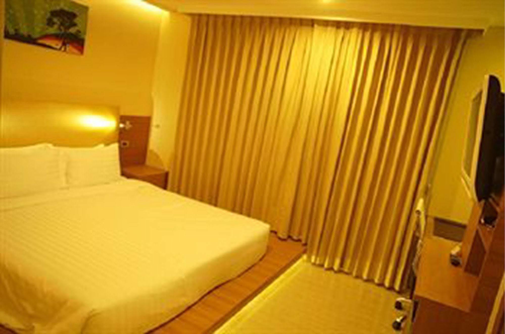 The Moonite Boutique Hotel Bangkok Esterno foto
