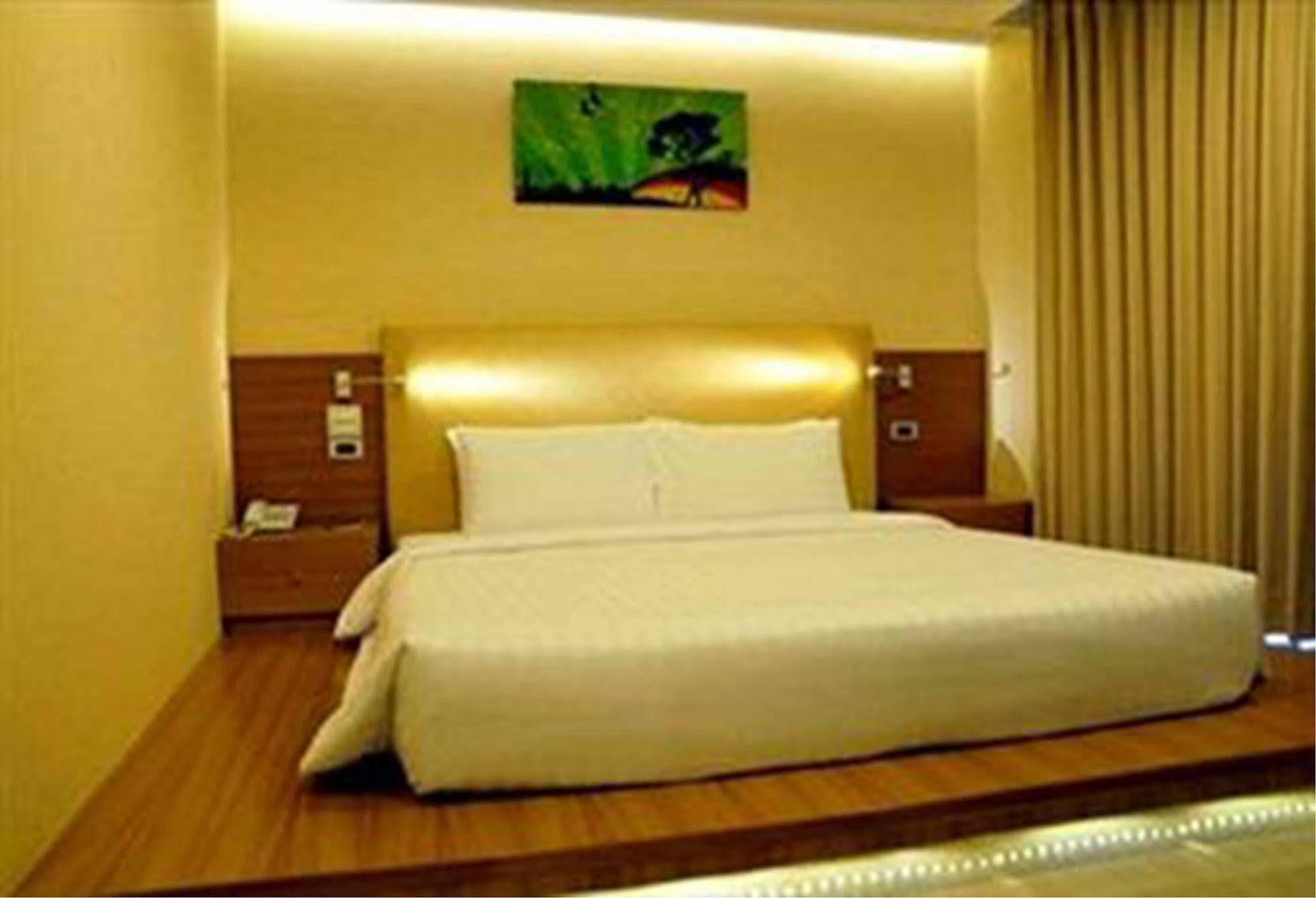 The Moonite Boutique Hotel Bangkok Esterno foto