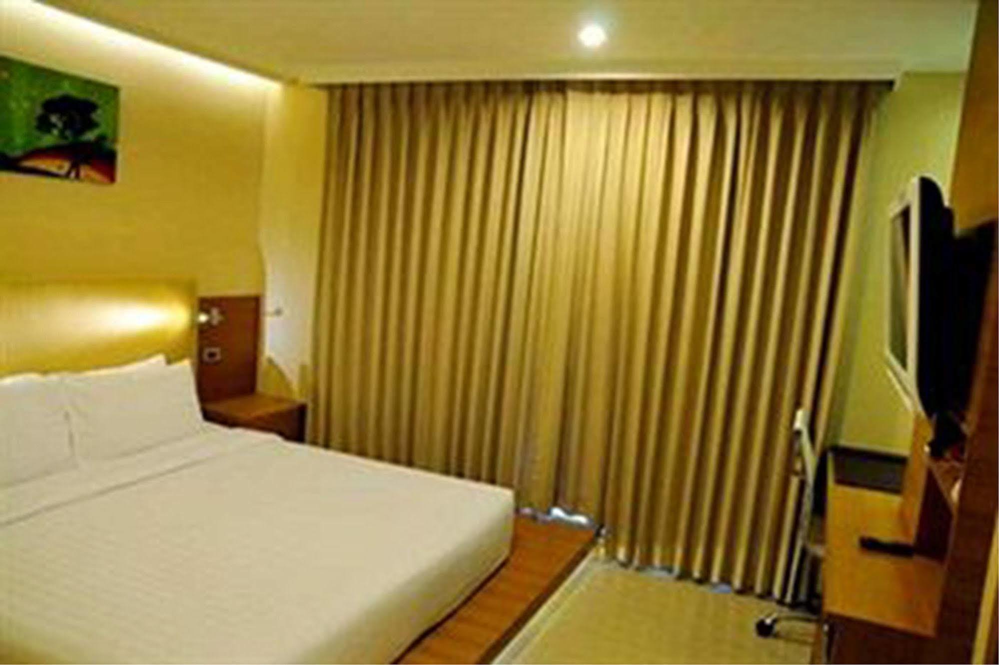The Moonite Boutique Hotel Bangkok Esterno foto